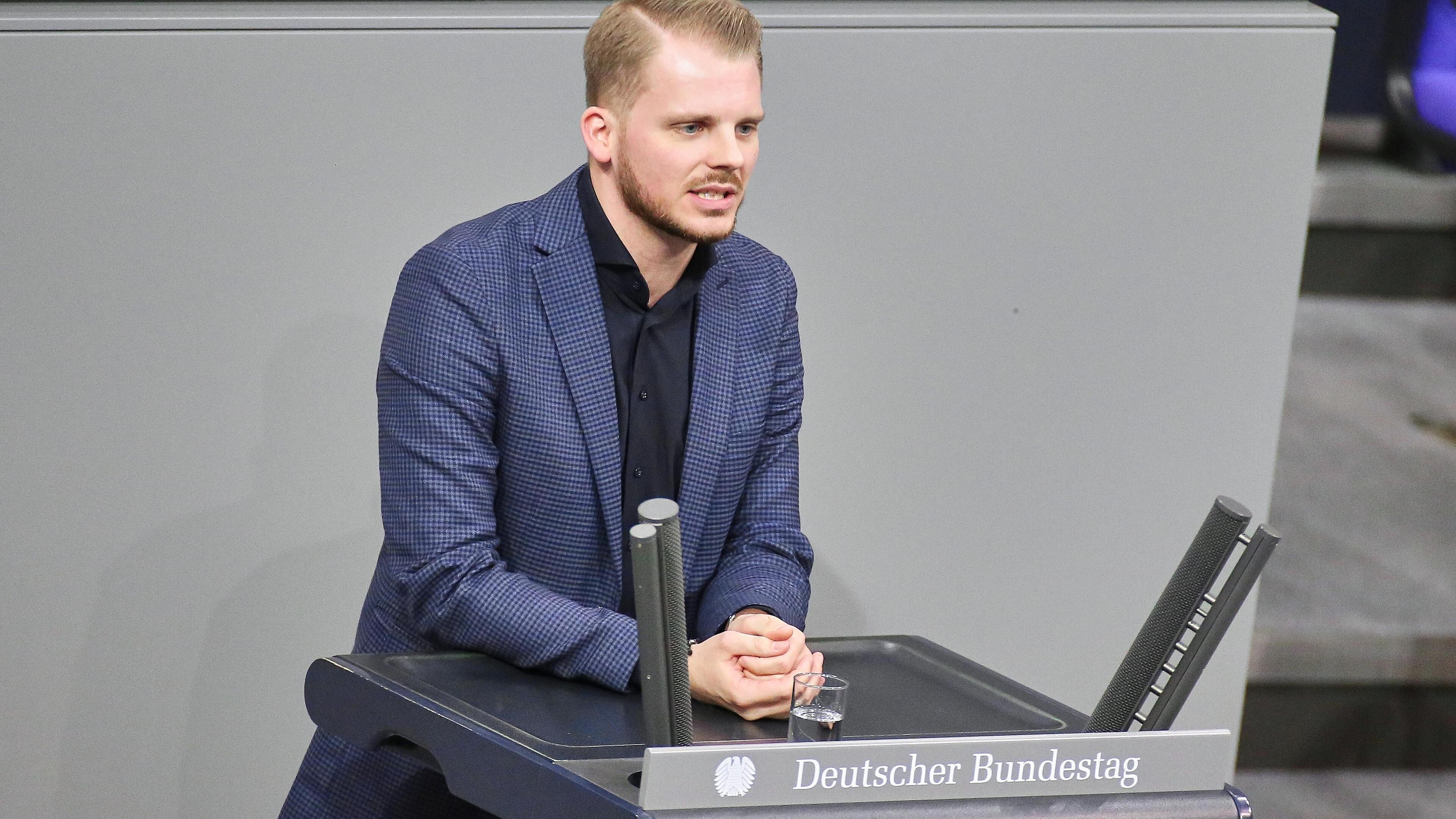 Tim Klüssendorf (SPD) en una reunión de Bundestag en el Bundestag alemán el 19 de diciembre de 2024