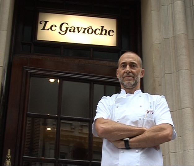 Chef Michel Roux Jr. Fuera del restaurante Le Gavroche en Londres.