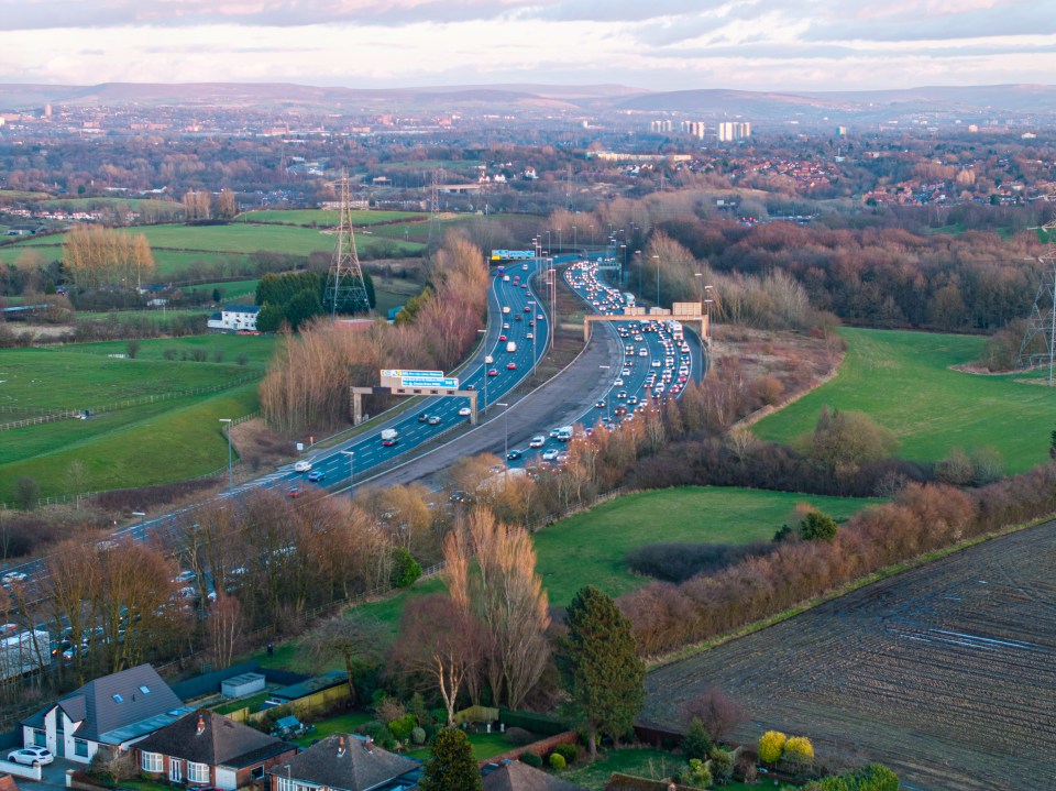 Vista aérea de la M60 Outer Ring Road cerca de Manchester, que muestra el tráfico pesado.