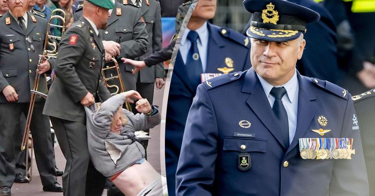 Marco Kroon es apoyado por un comandante de las fuerzas