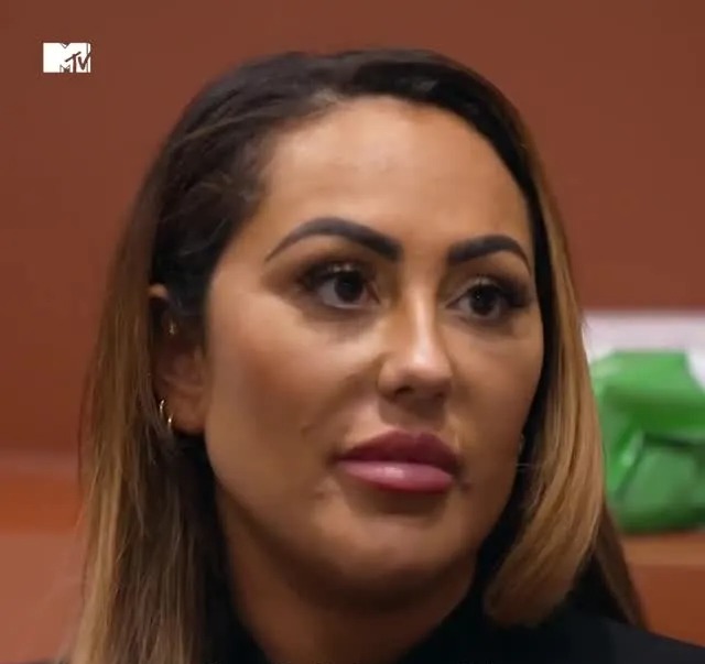 Sophie Kasai reaccionando a su diagnóstico de endometriosis en Geordie Shore.