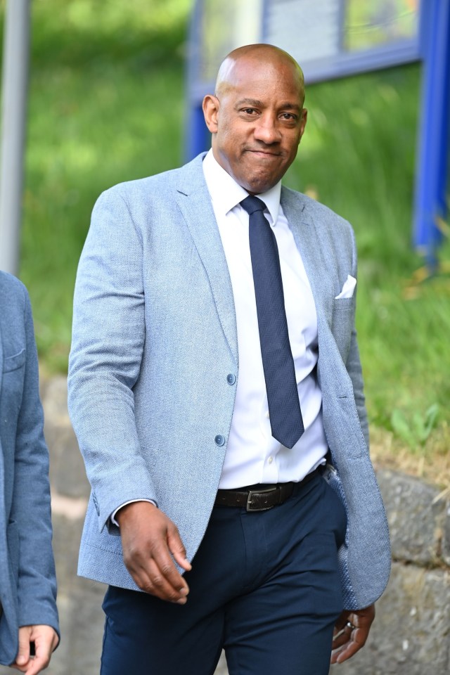 Dion Dublín en el funeral de Joe Thompson.