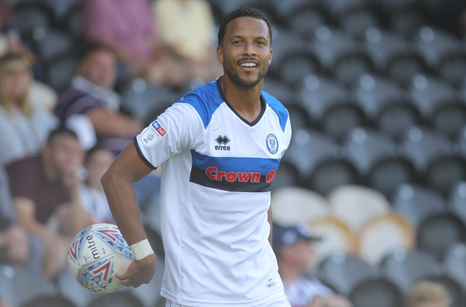 Joe Thompson sosteniendo una pelota de fútbol durante un partido.