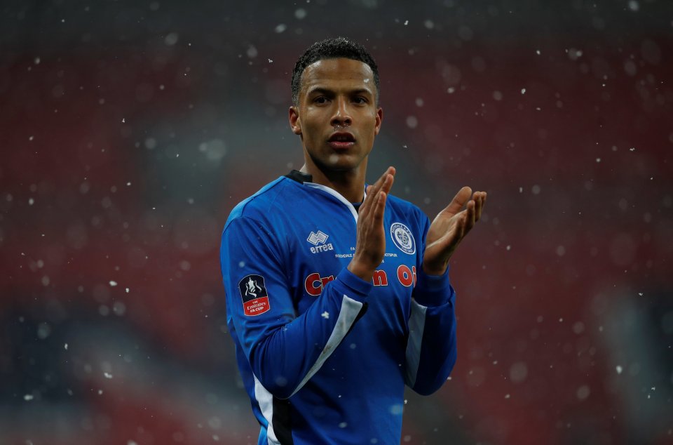 El jugador de fútbol Joe Thompson aplaudiendo.