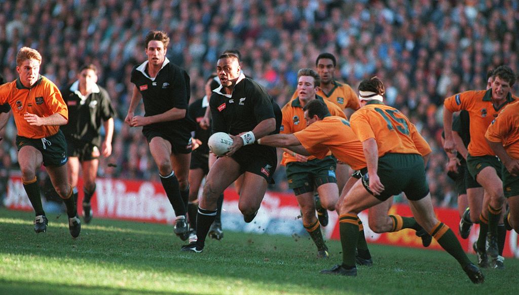 29 de julio de 1995: All Black Wing Jonah Lomu de los poderes de Nueva Zelanda a través de la defensa australiana durante su partido de la Unión de Rugby de la Copa Bledisloe en Sydney Toray. Nueva Zelanda venció a Australia de 34 a 23 para ganar la Copa. Hombres por crédito: David Rogers/Allsport