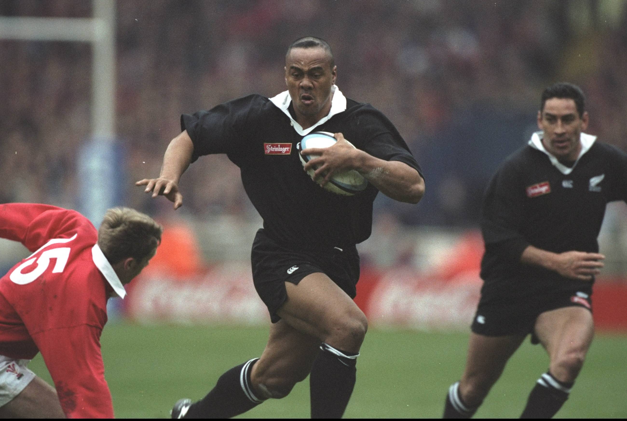 29 de noviembre de 1997: Jonah Lomu de Nueva Zelanda cobra hacia adelante durante un partido de la gira All Blacks en el estadio Wembley en Londres. Nueva Zelanda ganó el partido 42-7. Crédito obligatorio: Stre Forster/Allsport