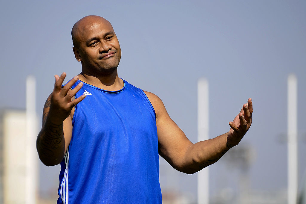 Barcelona, España - 10 de marzo: El ex jugador de rugby internacional de All Black, Jonah Lomu, reacciona durante una clínica de rugby como parte del Día 1 del Foro Global del Deporte el 10 de marzo de 2011 en Barcelona, España. (Foto de David Ramos/Getty Images)