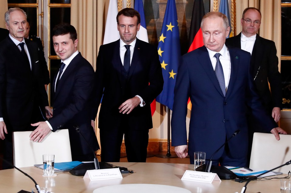 Zelensky, Macron y Putin en una reunión en París.