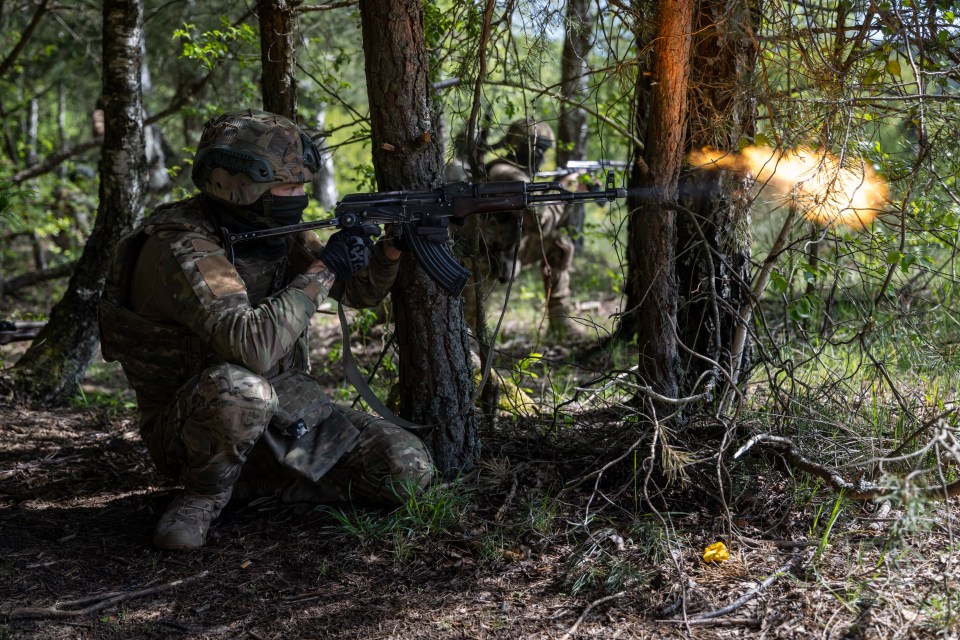 Soldado ucraniano disparando un rifle durante el entrenamiento militar.