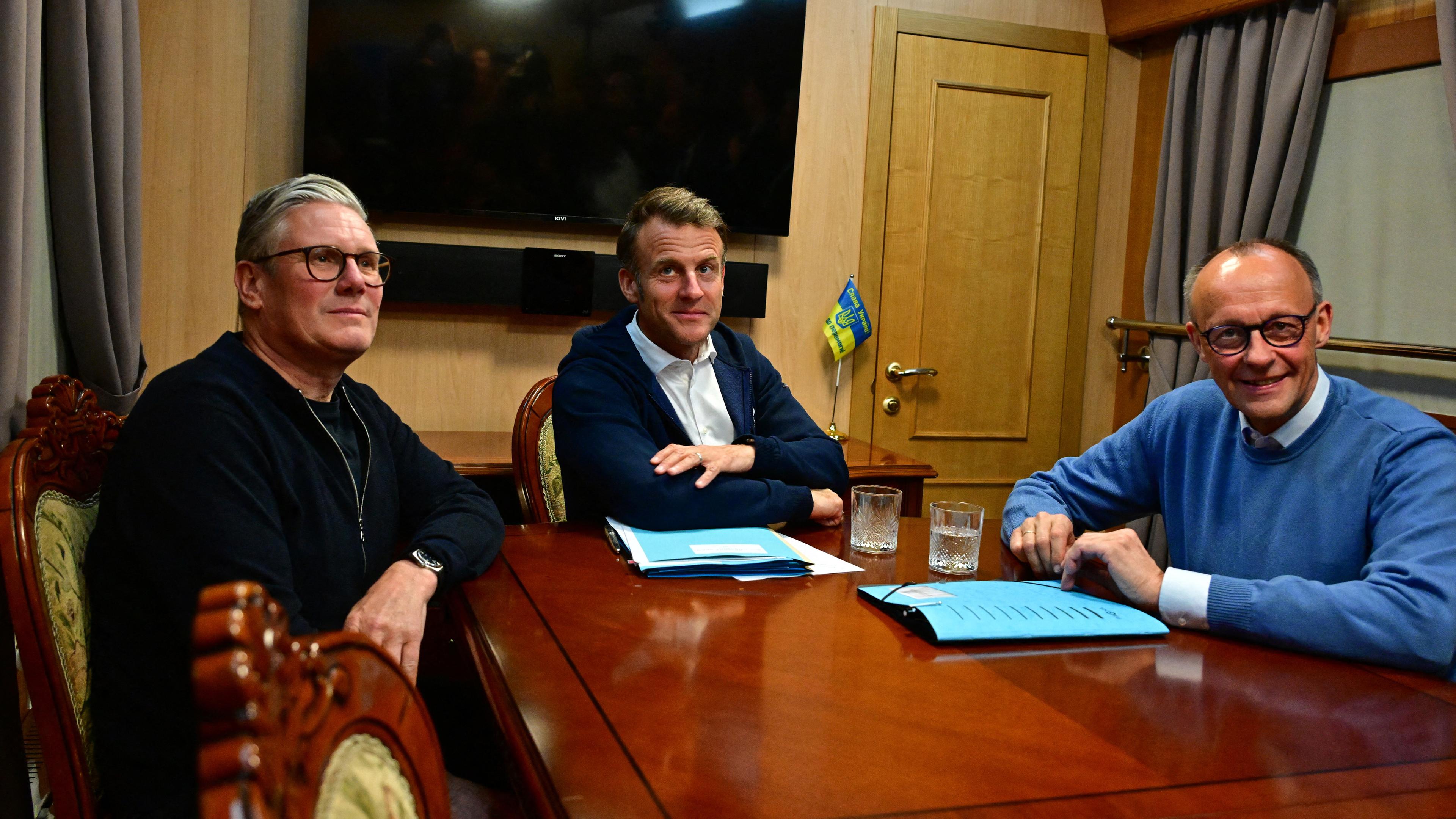 Reunión trilateral entre el presidente francés Emmanuel Macron, el primer ministro británico Keir Strander y el canciller alemán Friedrich Merz a bordo de un tren a Kiev en Shegyni, Ucrania