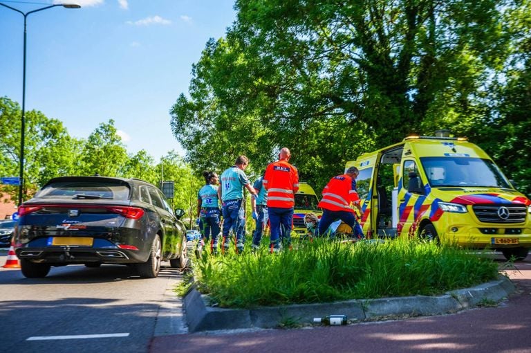 El personal de ambulancia examina a la víctima (Foto: Agencia de noticias Heitink).