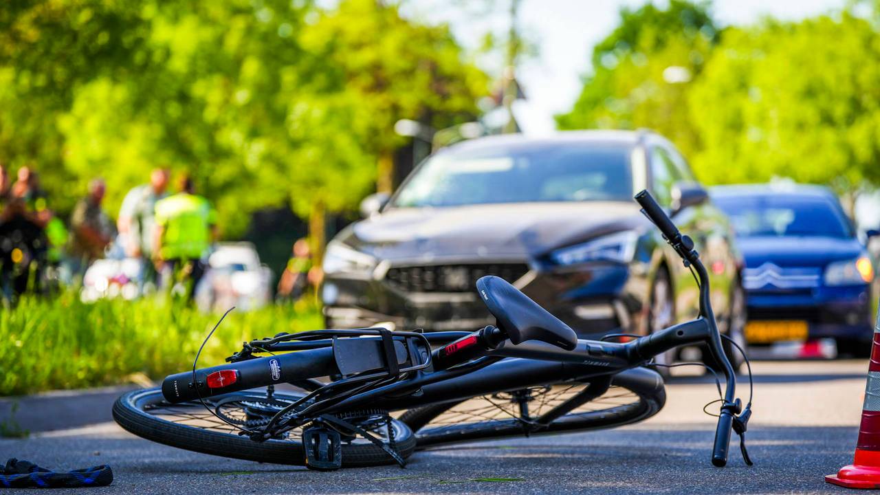 Ciclista gravemente herido después de la colisión con un automóvil