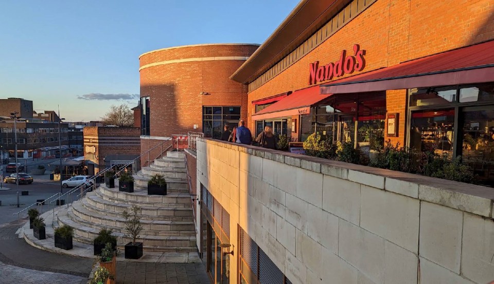 Nando's Restaurant en un centro comercial abandonado en Swindon, Reino Unido.