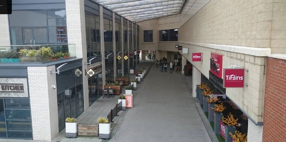 Vista aérea de un centro comercial vacío en Swindon, Reino Unido.