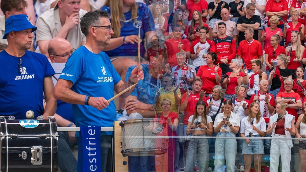 Los fanáticos fieles viven en el histórico West Frisian Handbalderby