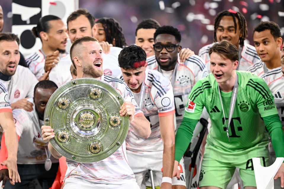 Eric Dier, del Bayern Munich, sostenía el Trofeo del Campeonato de la Bundesliga.