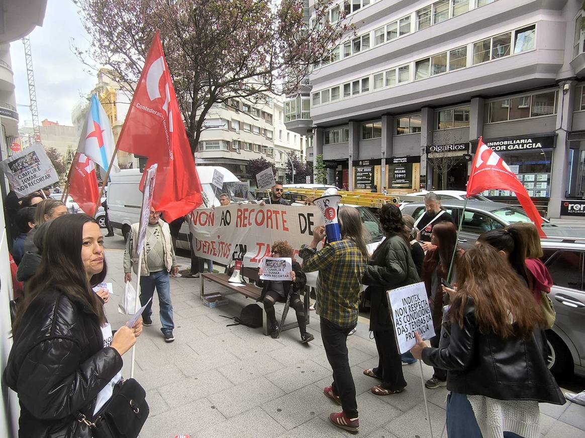 Protesta de los empleados de la tienda de Inditex frente al negocio de Zara en Juan Flórez en La Coruña el 9 de mayo de 2025. Protesta de los empleados de la tienda de Inditex frente al negocio de Zara en Juan Flórez en La Coruña el 9 de mayo de 2025.