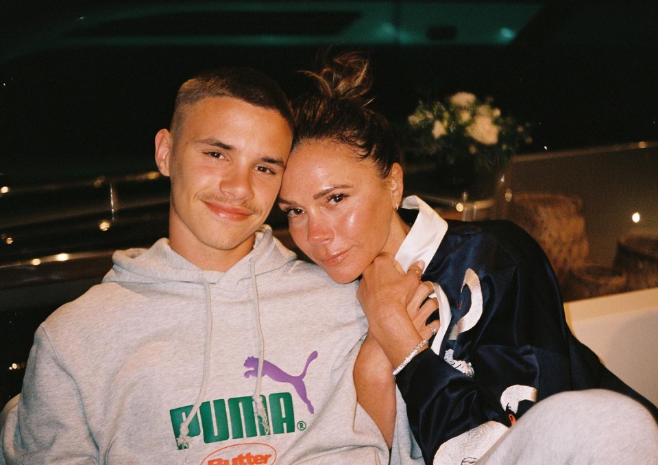 Romeo Beckham con su madre, Victoria Beckham.