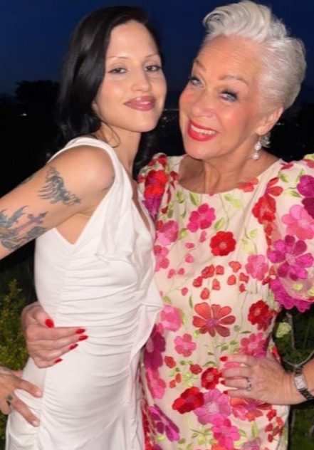 Denise Welch y su hija posando juntos.