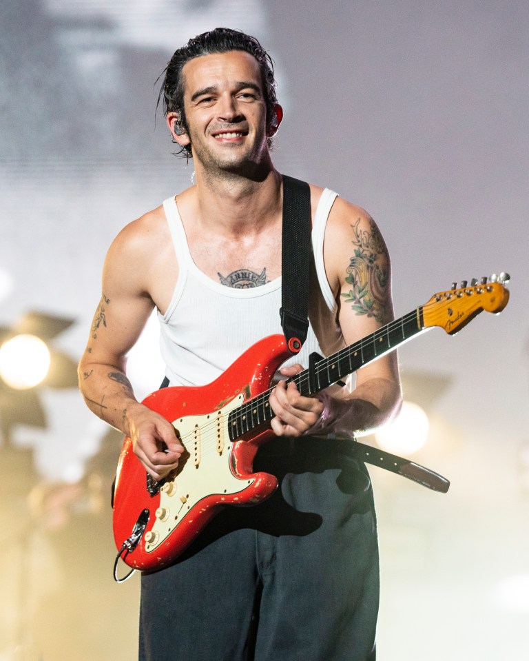 Matty Healy de la guitarra de 1975 en Lollapalooza.