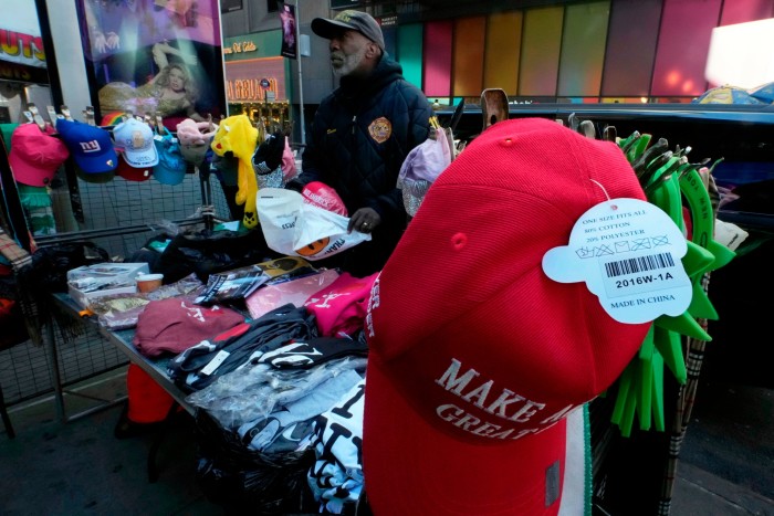 Hecho chino Make America Great Again Caps a la venta en Times Square en Nueva York