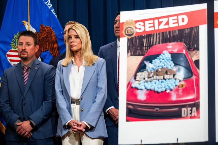 La Fiscal General de los Estados Unidos, Pam Bondi, junto con funcionarios de la Administración de Control de Drogas y la Oficina del Fiscal de los Estados Unidos para el Distrito de Nuevo México, anuncia arrestos y convulsiones de drogas de una operación de aguijón de fentanilo en Nuevo México, durante una conferencia de prensa en el Departamento de Justicia de Washington el 6 de mayo de 2025.