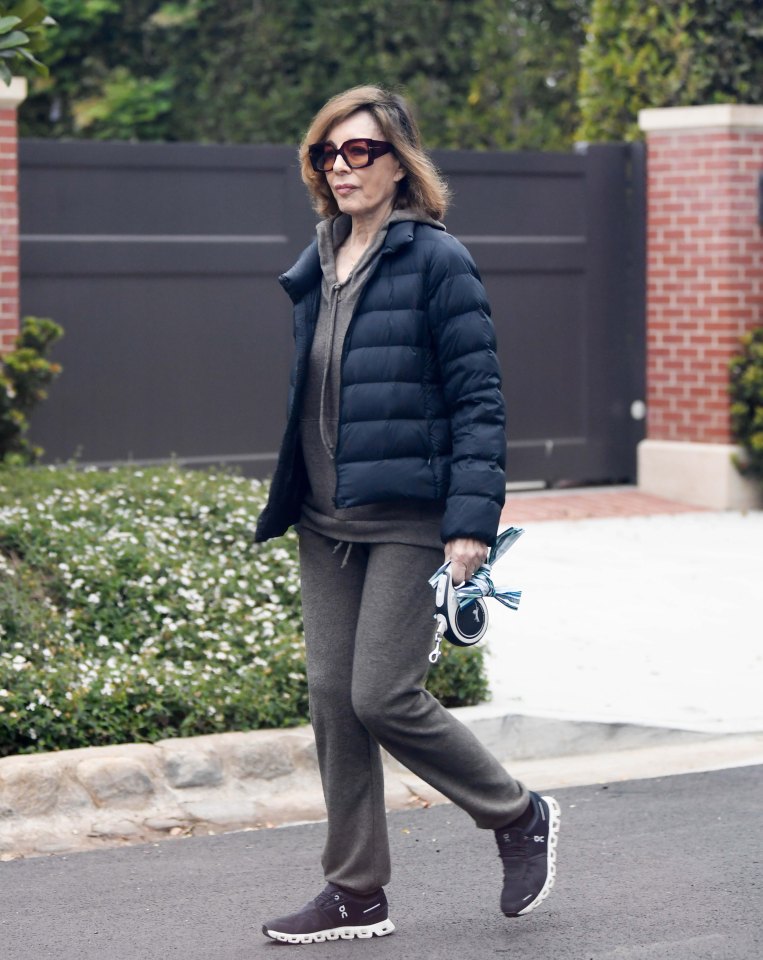 Anne Archer caminando por una calle.