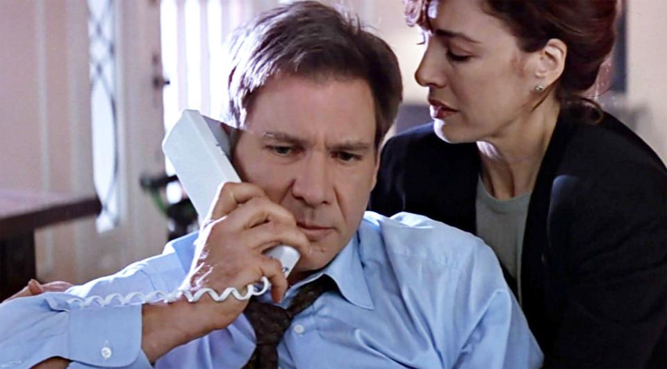 Aún desde el peligro claro y presente (1994) que muestra a Harrison Ford en una llamada telefónica con Anne Archer.