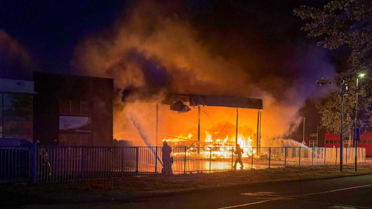 Las llamas llegaron a las instalaciones comerciales en Den Helder: