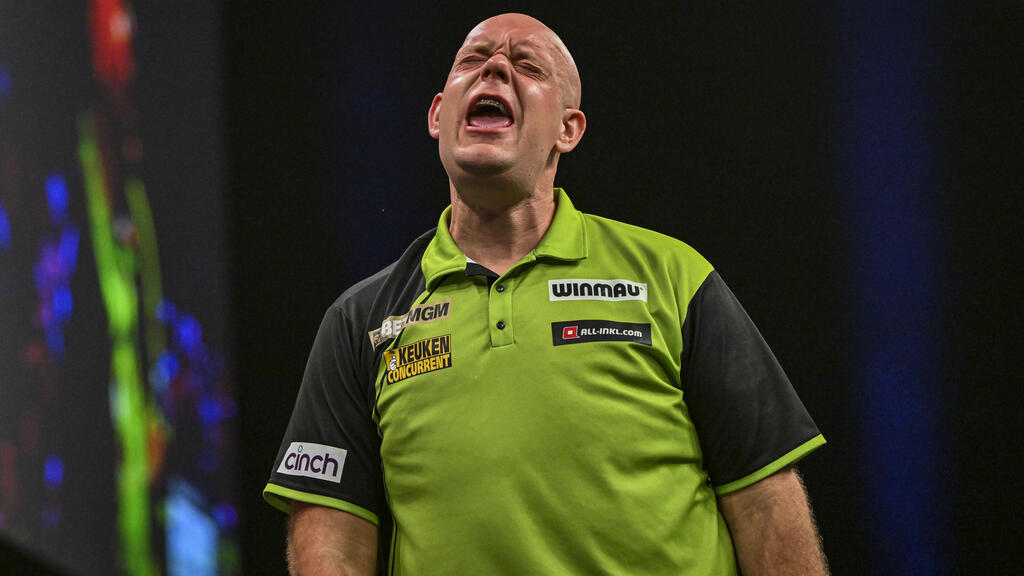 Talento de dardos alemanes ataques a van Gerwen
