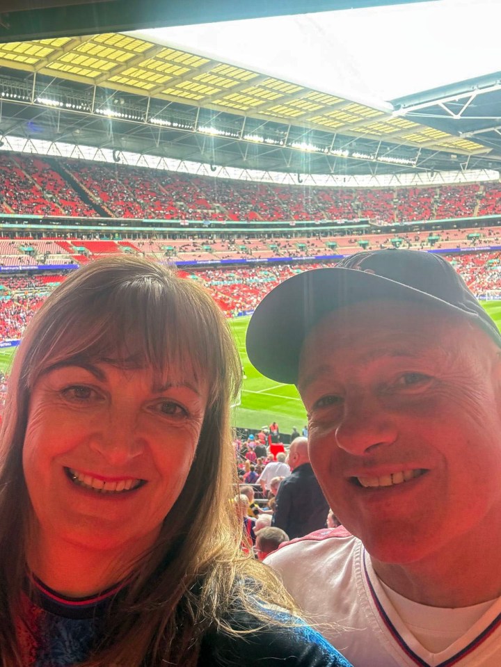 Pareja en la selfie del estadio Wembley.