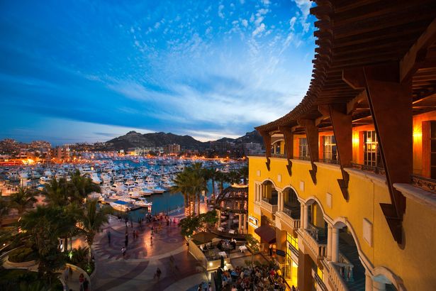 Restaurantes y tiendas en el puerto deportivo en Cabo San Lucas