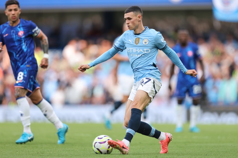 Phil Foden de Manchester City jugando fútbol.