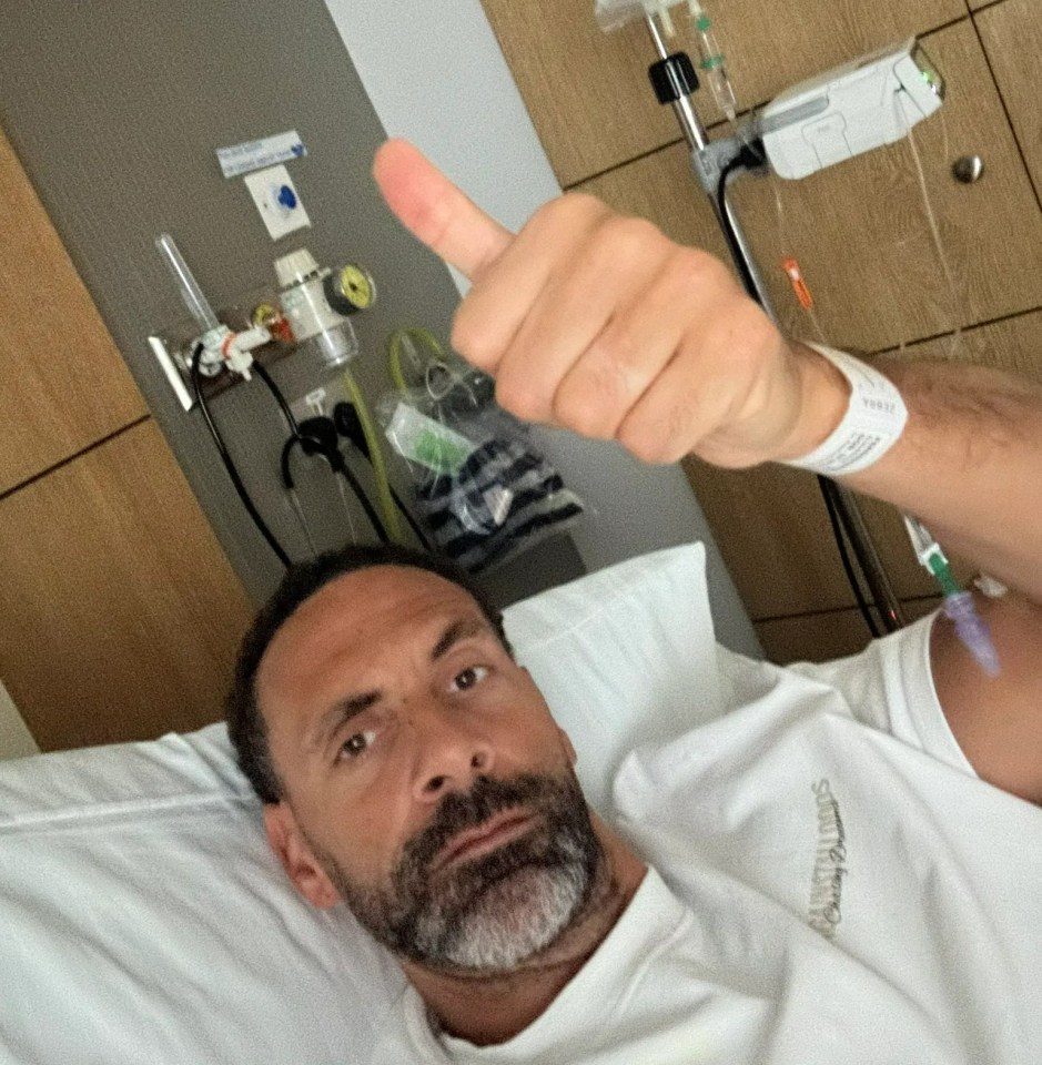 Hombre en la cama del hospital dando el pulgar hacia arriba.