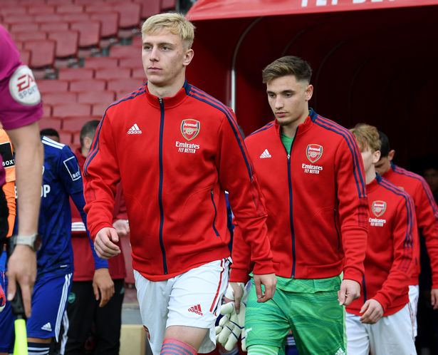 Mika Biereth con el lado de la Academia del Arsenal en 2022