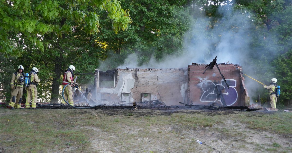 El bloque de inodoro se quema en el Kibbelkoele Zwemplas