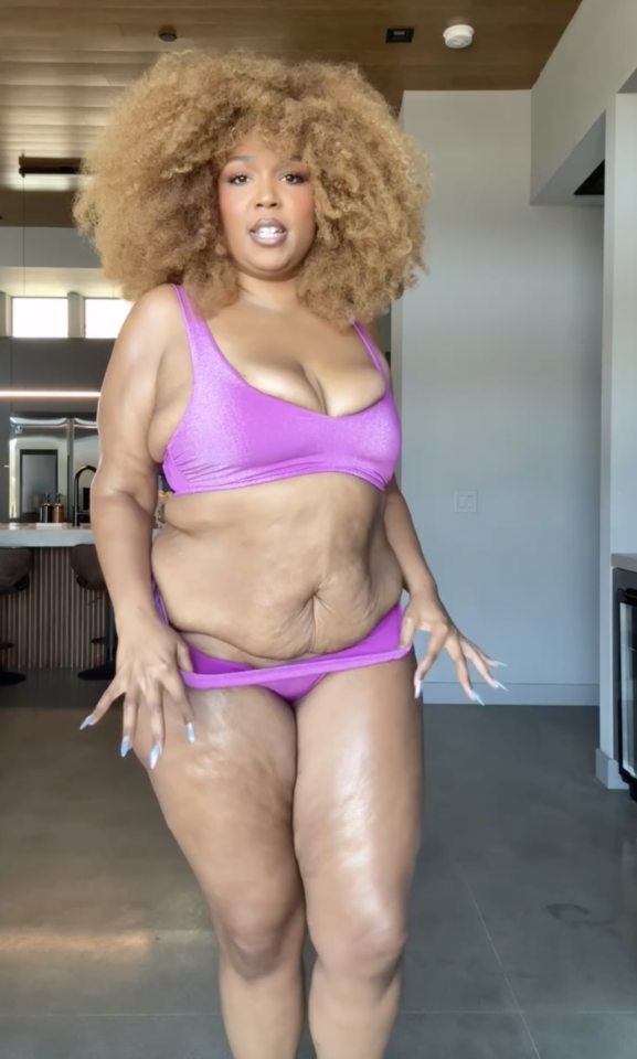 Lizzo en un traje de baño morado.
