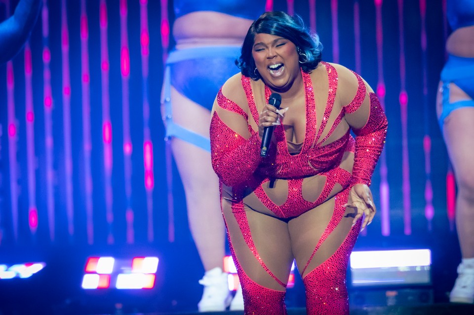 Lizzo actuando en el escenario.