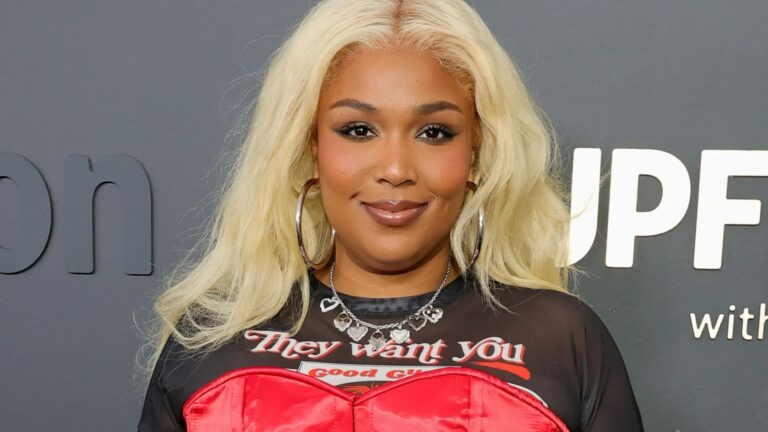 Lizzo muestra una pequeña cintura y pérdida de peso de