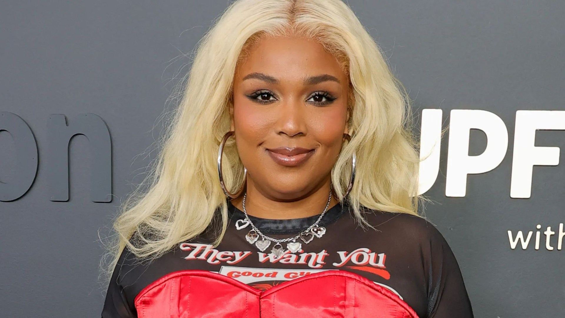 Lizzo muestra una pequeña cintura y pérdida de peso de