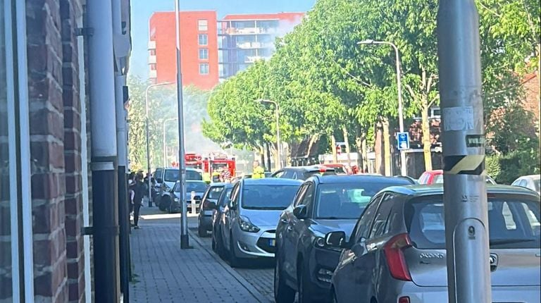 La Brigada de Bomberos aconseja a las personas que se queden fuera del humo.