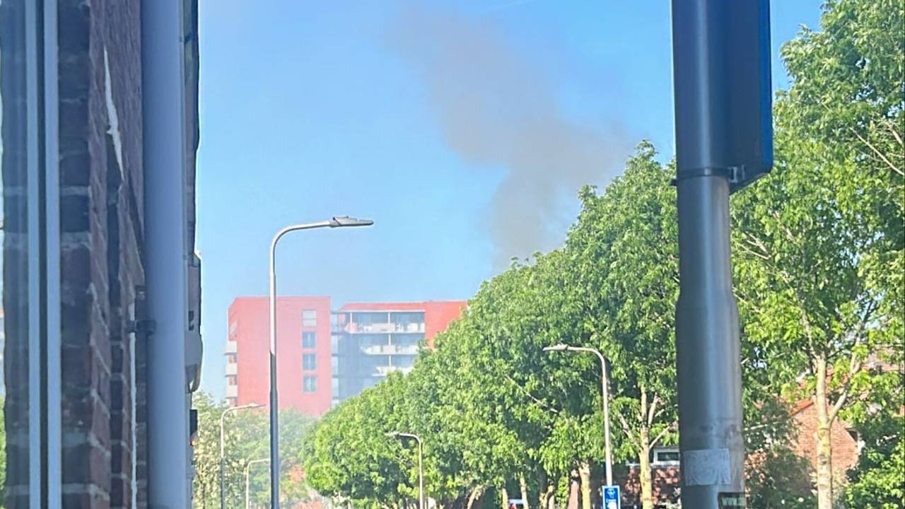 Gran incendio ardiente en cuatro casas, los residentes evacuaron