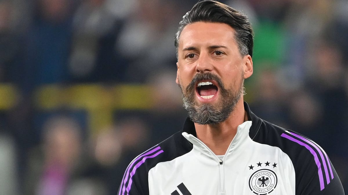 Sandro Wagner aparentemente en conversación en el FC Augsburg