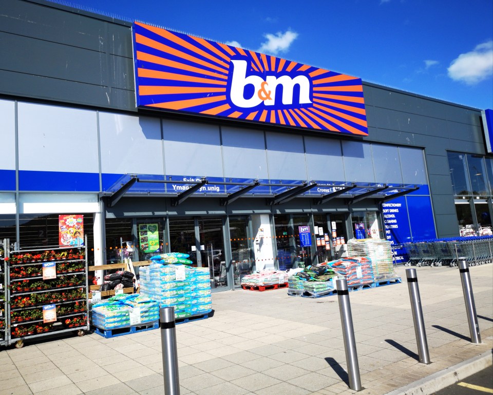 B&M Barga un exterior de tienda minorista con mercancías que se exhiben afuera.