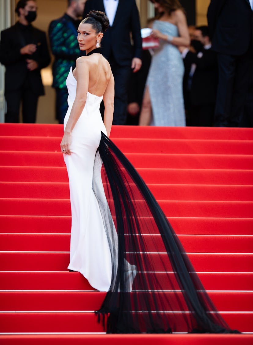 Cannes, Francia - 06 de julio: Bella Hadid asiste al "Annette" Ceremonia de proyección y apertura durante la ...