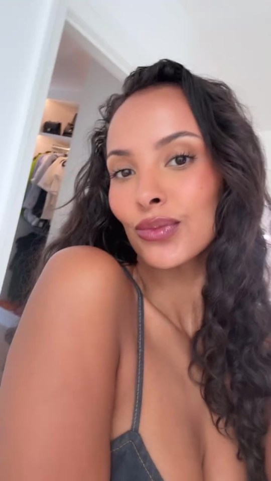 Maya Jama con un vestido de mezclilla.