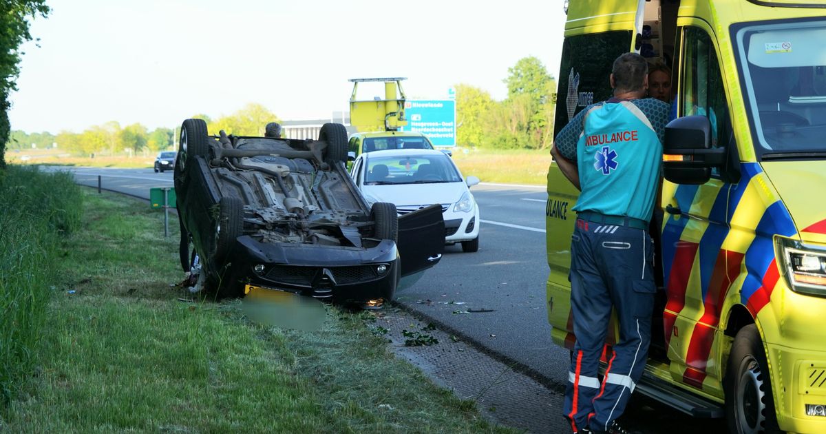 El auto al revés en la berma cerca de Hoogeveen