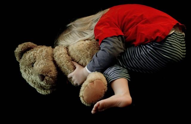 La niñera de Emmen abusó de niño pequeño y adolescente,