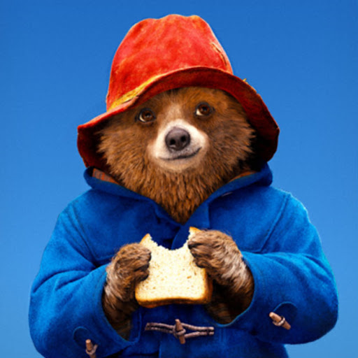 Paddington Bear comiendo un sándwich.
