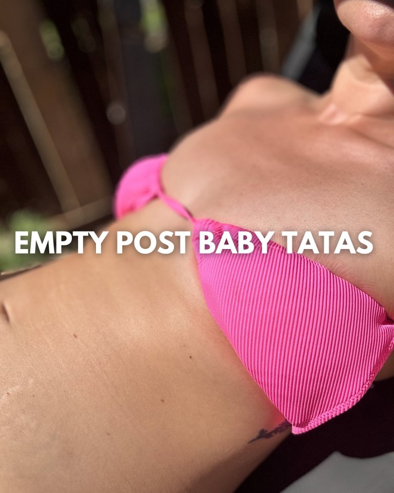 Cuerpo post-baby en una parte superior de bikini rosa.
